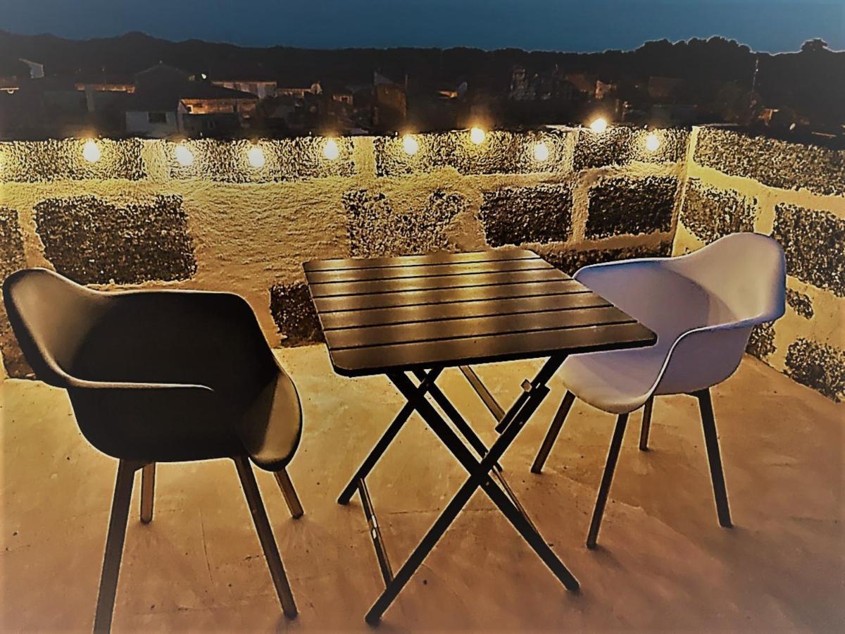 Insolite Studio -La Tour Des Templiers- Montfrin Exterior photo